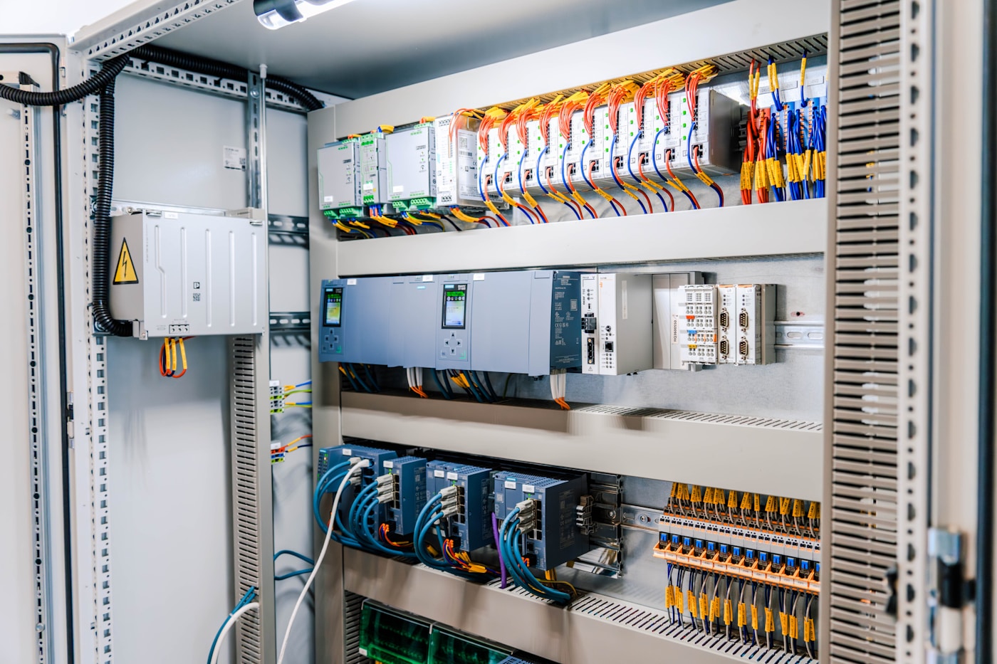 Endüstriyel elektrik kontrol panosu — PLC modülleri ve otomasyon kablolaması